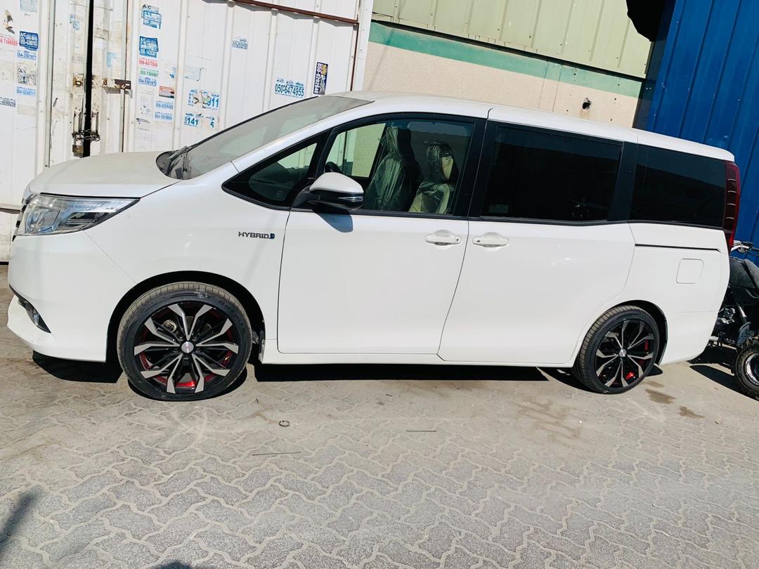 Toyota Noah Hybrid
